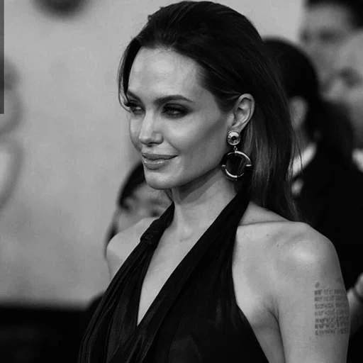 jolie kare, angelina jolie, angelina jolie 18, angelina jolie de 2 à 30 ans, angelina jolie tatu est particulièrement dangereuse