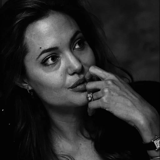 angelina jolie, sekilas tentang julie youth, fotografi angelina jolie, profil angelina jolie young, anting-anting zamrud angelina jolie