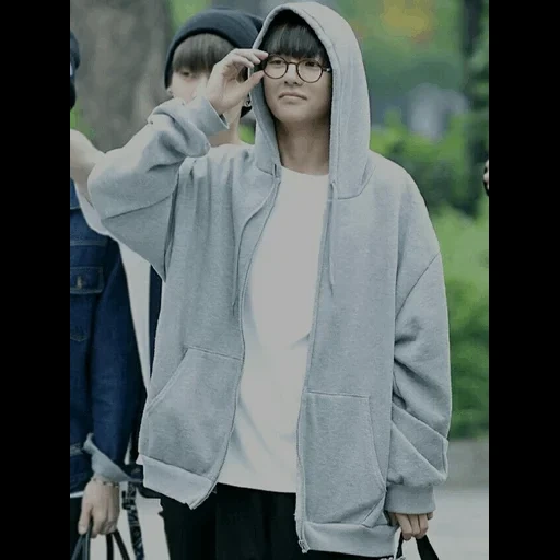 tai heng, taehyung bts, bts oversized, bts super large, kim tae-hyung's hoodie
