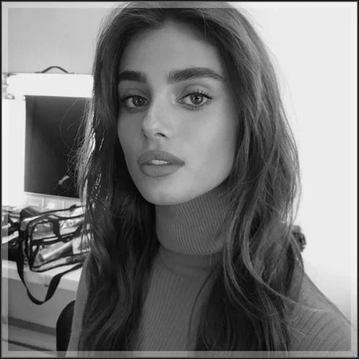 taylor hill, red lipstick, coral lipstick, brown lipstick, taylor hill red lipstick
