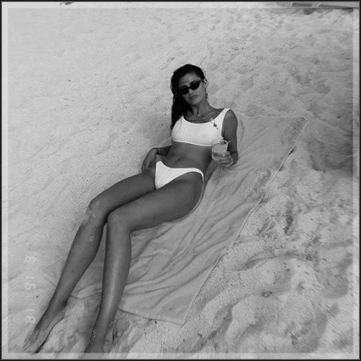 giovane donna, photoshoot of the sea, foto in spiaggia, costume da bagno di taylor hill