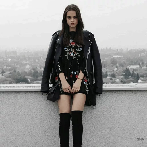 modische kleidung, modische kleidung, gothic girl, gothic kleidungsstil, marija zezelj in voller höhe