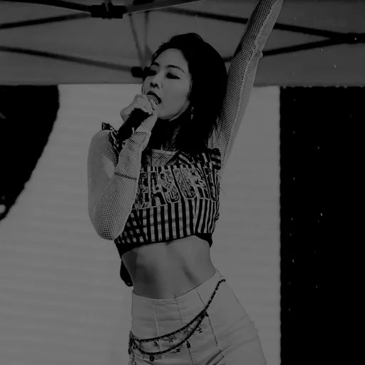 amy lee, jeune femme, jennie sombre, lola yalangoch, sortie du mur exid