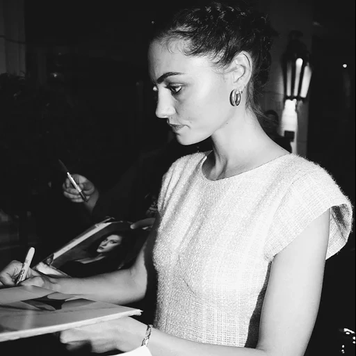 phoebe, phoebe tonkin, audrey hepburn 2019, autographié par phoebe donkin, photos de célébrités