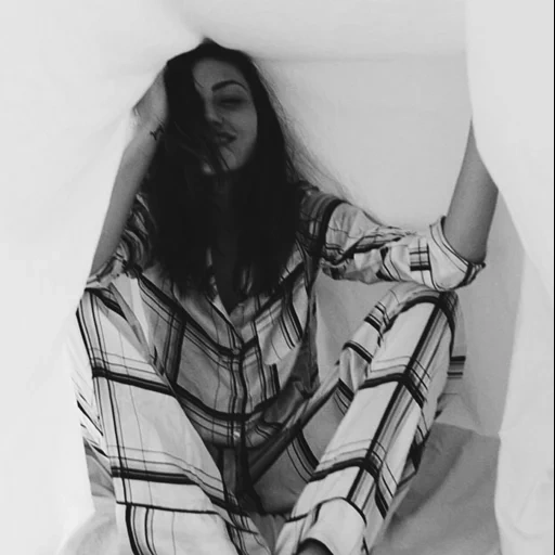 weiblich, the girl, the people, phoebe donkin pyjama, francis bin cobain 2021