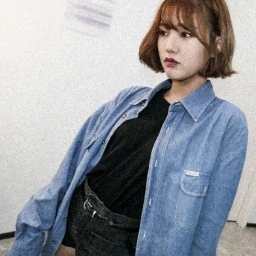 девушка, корейская мода, корейские стрижки, джинсовая куртка женская, корейская стрижка каре челкой