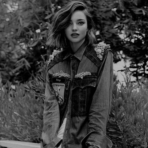 miranda kerr, fashionable jeans, jeaning is female, girl jeans, girl with a denim jacket