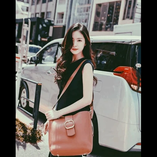 giovane donna, mashi in borsa, le borse sono alla moda, moda coreana, stile coreano