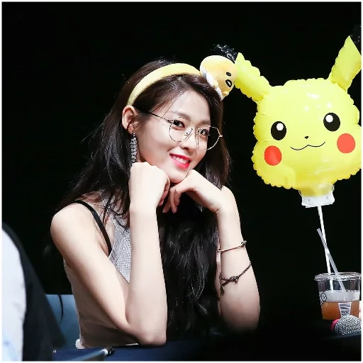 asiatique, pikachu, jeune femme, jouets en peluche, jouet en peluche pikachu