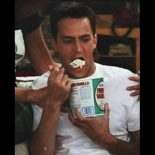 la serie son amigos, chandler friends 2020, la serie amigos cendler, actores de la serie amigos, chandler friends con helado