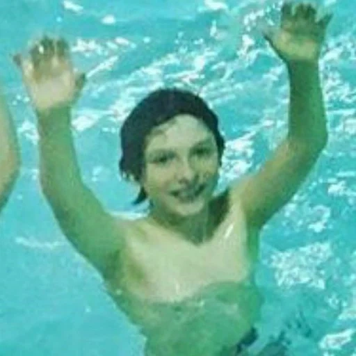 chico, la bambina, nuoto in piscina, finn wolford torse, hostel borrega film 2009