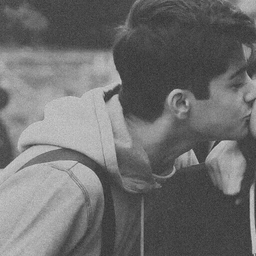 garçon, une paire de baiser, embrassez les garçons, le gamin embrasse la joue de la fille, le garçon a embrassé l'école de garçon