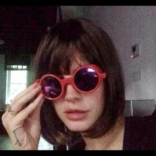 mujer joven, gorjeo, lana del rey, veronika loginova, gafas en forma de corazón