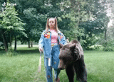 mujer joven, humano, llevar, el oso es real, el oso es genial