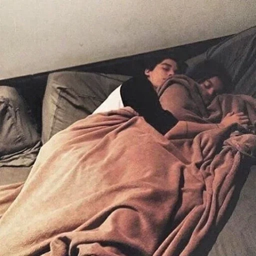 обнимаются постели, пара лежит обнимку, пара обнимается постели, пара обнимается кровати, пара лежит обнимку кровати