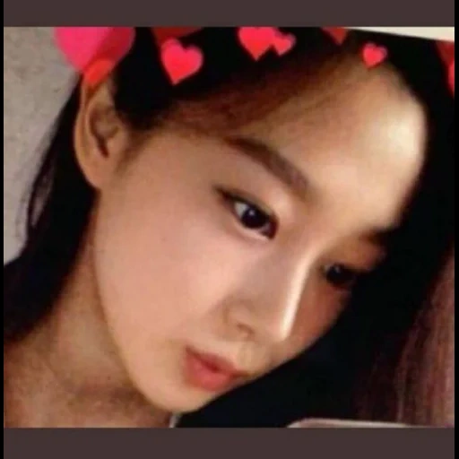 asiático, mujer joven, iu selfie, terciopelo rojo, aespa giselle predebut