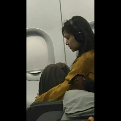 mujer joven, avión, akumaqqe cara, vuelo del avión, en la cabina del avión
