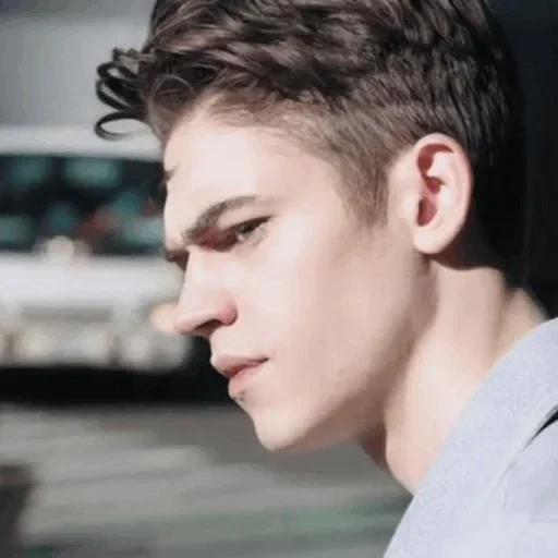 tipo, hardin scott, chicos encantadores, fiennes tiffin, hiro fins-tiffin