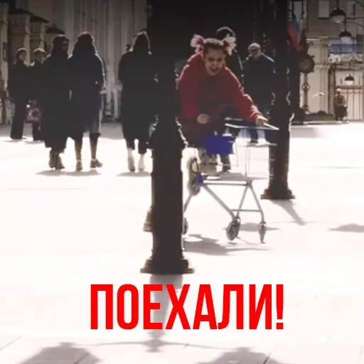 patin à patin, sur un vélo, faire du vélo, vélo en hiver, vélo à l'hiver de la ville