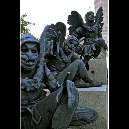 мужчина, скульптура, статуя дракона, горгулья гарпия, памятник около полицейского училища