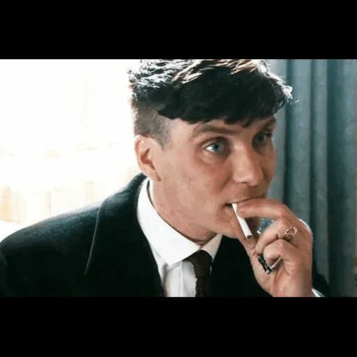 tommy shelby, peaky blinder, scharfe sonnenblende, die scharfen sonnenblenden von thomas, scharfe sonnenblende thomas shelby lächelt