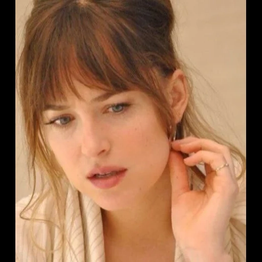 actrice grise, la frange est longue, dakota johnson, bang de dakota johnson, les franges sont des cheveux longs