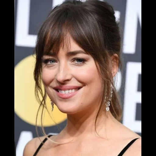 jovem, cortina da franja, dakota johnson, dakota johnson bang, dakota johnson sem franja