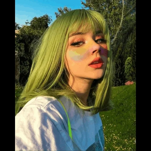 color hair, green hair, the hair is dyed, hair coloring, green hair is square