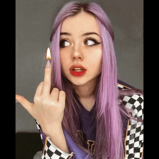wanita muda, gadis emo, rambut lilac, rambut ungu, blogger dengan rambut ungu