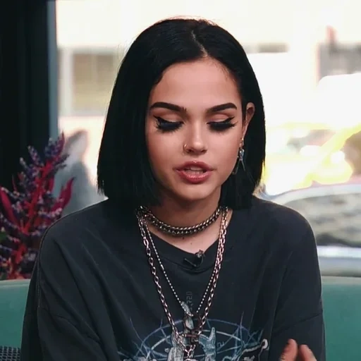 young woman, maggie lindemann, maggie lindemann 2021, short black hair, girl short hair