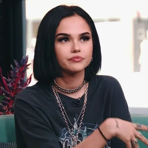 junge frau, emo mädchen, die mädchen sind schön, maggie lindemann 2021