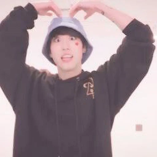 bts yoongi, han jisong, hanjisong fever, jhope korean rapper, bts hoss shows heart shape