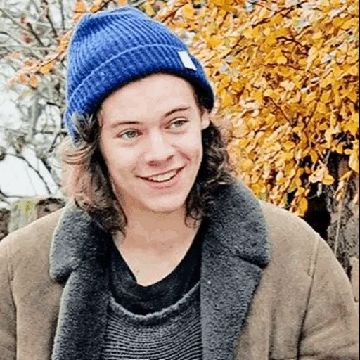 harry, lo stile di harry, harry styles, harry styles padre, cappello arancione harry stails