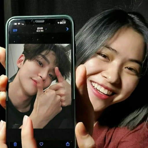 giovane donna, itzy ryujin, selfie coreano di kevin, samsung mana biloik, nancy momoland scandal