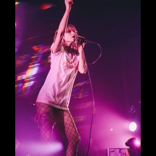 concert, young woman, børns wallpaper, chvrches vocalist, chvrches lauren maiberry