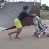 kereta bayi, manusia, saya menjatuhkan kereta dorong dengan seorang anak, kereta dorong mom skate park, platform skate kereta dorong ibu