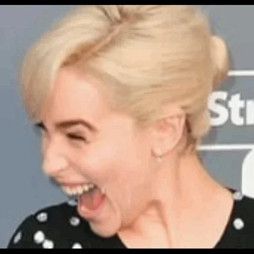 emilia, la ragazza, emilia clark, via della valle 2022, amelia clarke taglio di capelli pixie