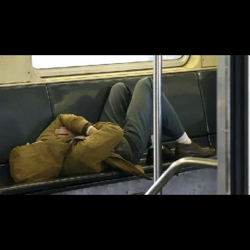 ноги, человек, в вагоне метро, пара уснула метро, пьяная парочка метро