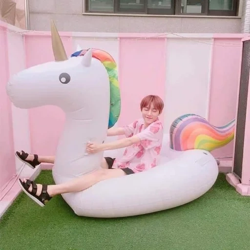 unicorn, unicorn besar, unicorn tiup, sofa bentuk unicorn, unicorn mainan tiup