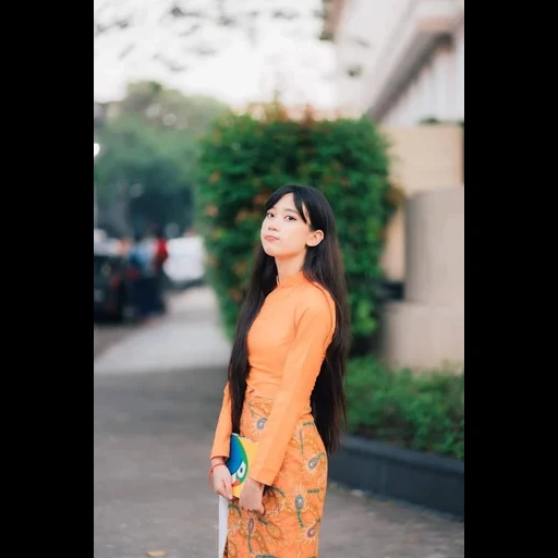 myanmar, donna, nam ji hyun, immagini estive, street style in seta arancione