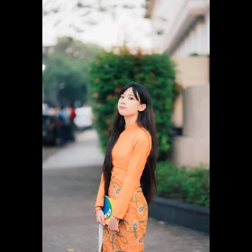 myanmar, frau, nam ji hyun, sommerbilder, orangefarbener seidenkleid streetstyle