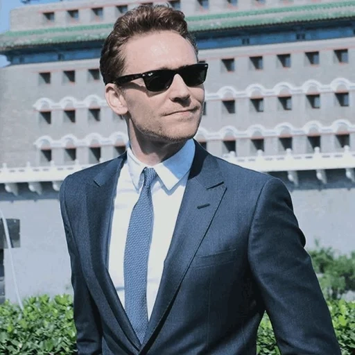 том хиддлстон, том хиддлстон 2021, том хиддлстон стрит, tom hiddleston loki, стэн ли том хиддлстон