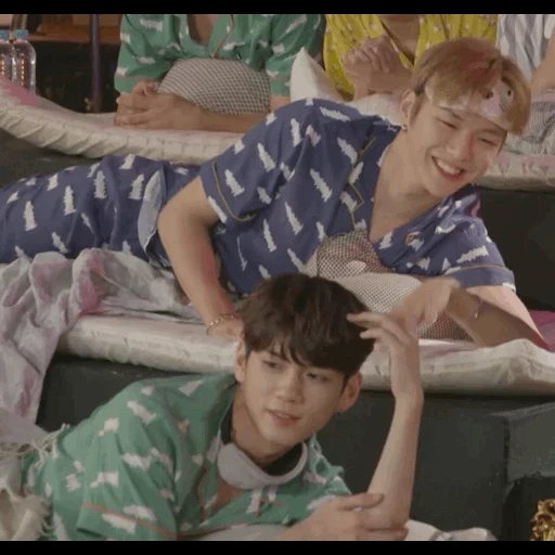 meninos fofos, han jisong está dormindo, ator coreano, pijama stray kids, daniel's boyfriend in bts