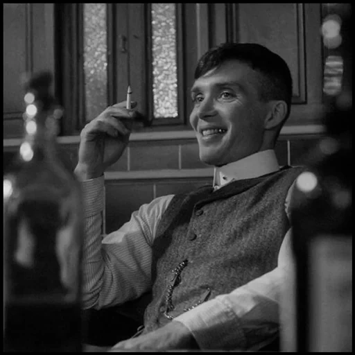 shelby thomas, thomas shelby, pannello parasole affilato, thomas shelby sorride, la visiera affilata di thomas shelby