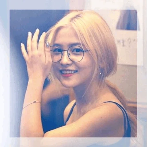 la fillé, banner, la ragazza, cui so-yeon, twice sana glass