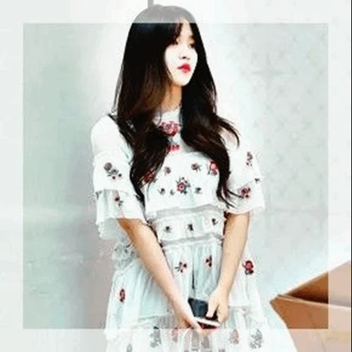 velours rouge, velours rouge yeli, costume d'idole coréenne, la chanteuse coréenne yuri, mode de rue coréenne
