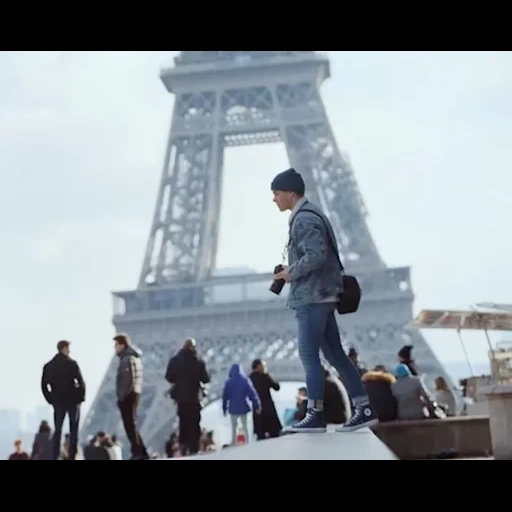 париж, кадр фильма, башня париже, эйфелева башня, на фоне эйфелевой башни