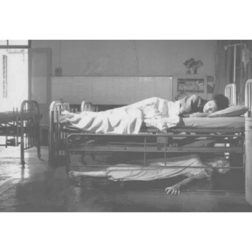 ospedale, sotto il letto, esperimenti della leggenda urbana, il massacro del texas drag queen, un corpo è stato scoperto meme