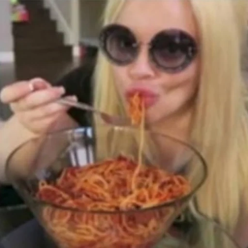 mensch, junge frau, frau, blond, essen sie spaghetti