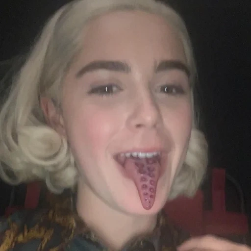 volto, la bambina, kiernan shipka, e agghiacciante, miley cyrus